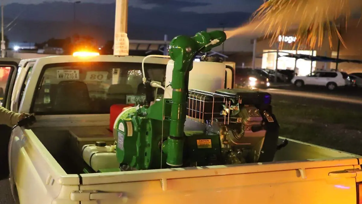 Camionetas van por las ciudades fumigando para prevenir el dengue